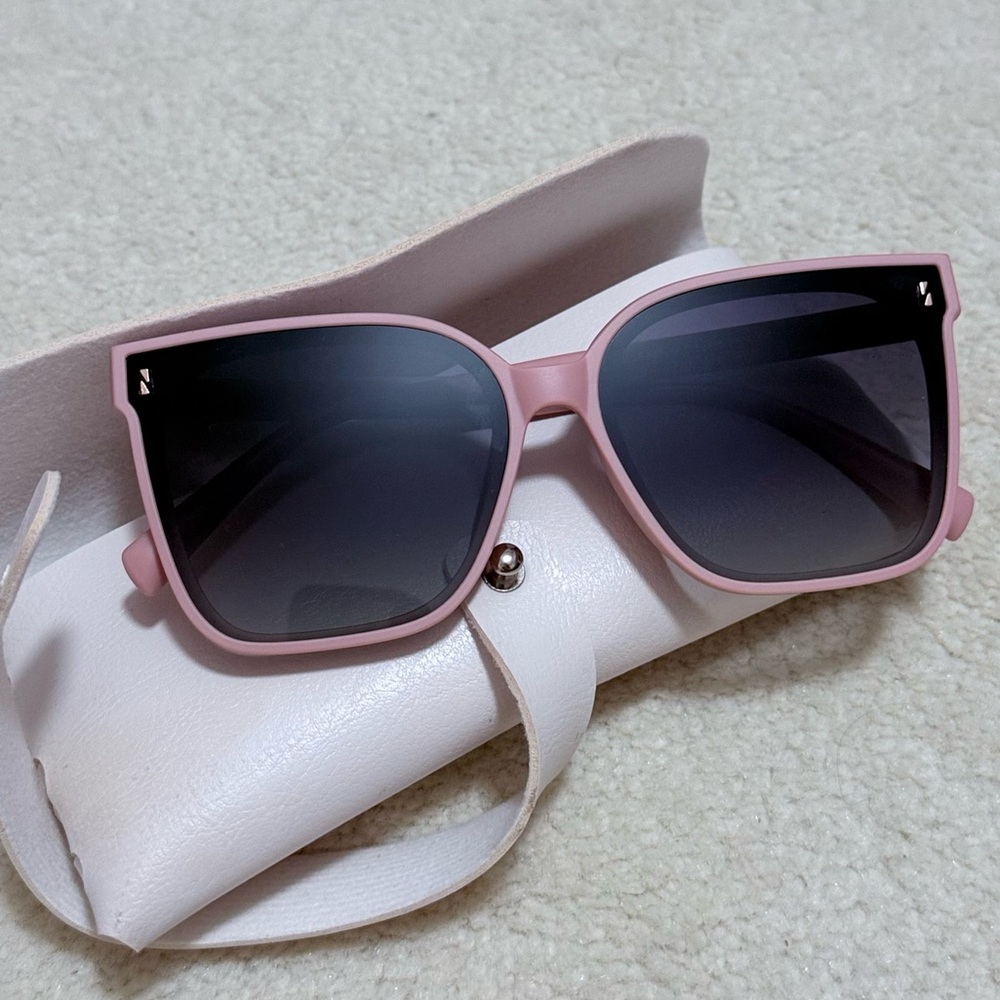 [NEW] STYLISH PINK MATTE FRAME SUNGLASSES + CASE